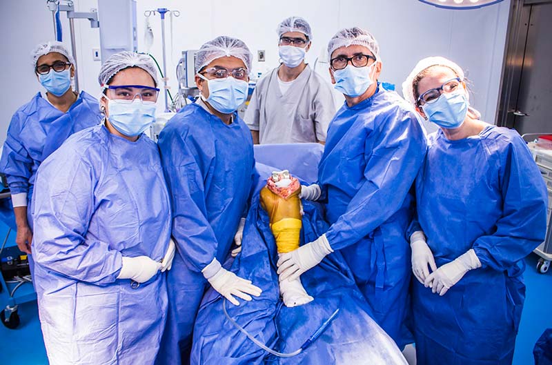 Cirujanos implantaron la primera prótesis antialérgica de rodilla en Colombia
